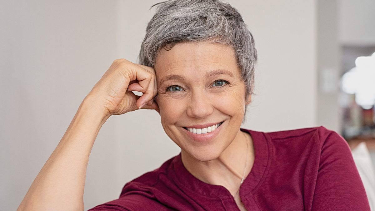 Os 6 melhores cortes de cabelo para deixar crescer os cabelos brancos nas mulheres 1 Os 6 melhores cortes de cabelo para deixar crescer os cabelos brancos nas mulheres