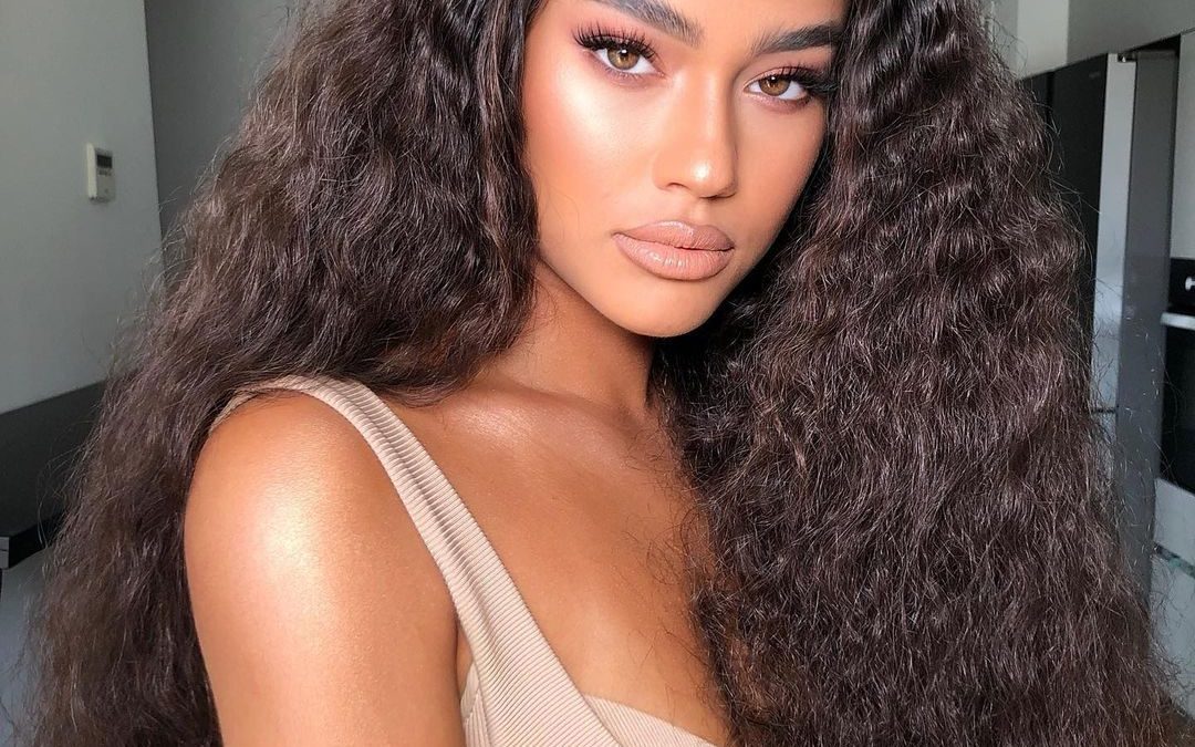 Tendências 2026: as cores de cabelo perfeitas para realçar a pele morena 1 Tendências 2026: as cores de cabelo perfeitas para realçar a pele morena
