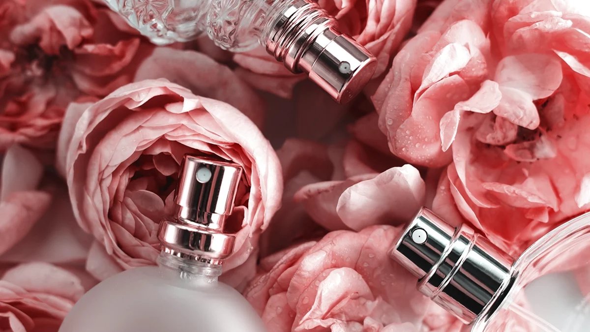 Perfumes com cheiro a rosas: os 7 mais elegantes e duradouros de 2026 1 Perfumes com cheiro a rosas: os 7 mais elegantes e duradouros de 2026
