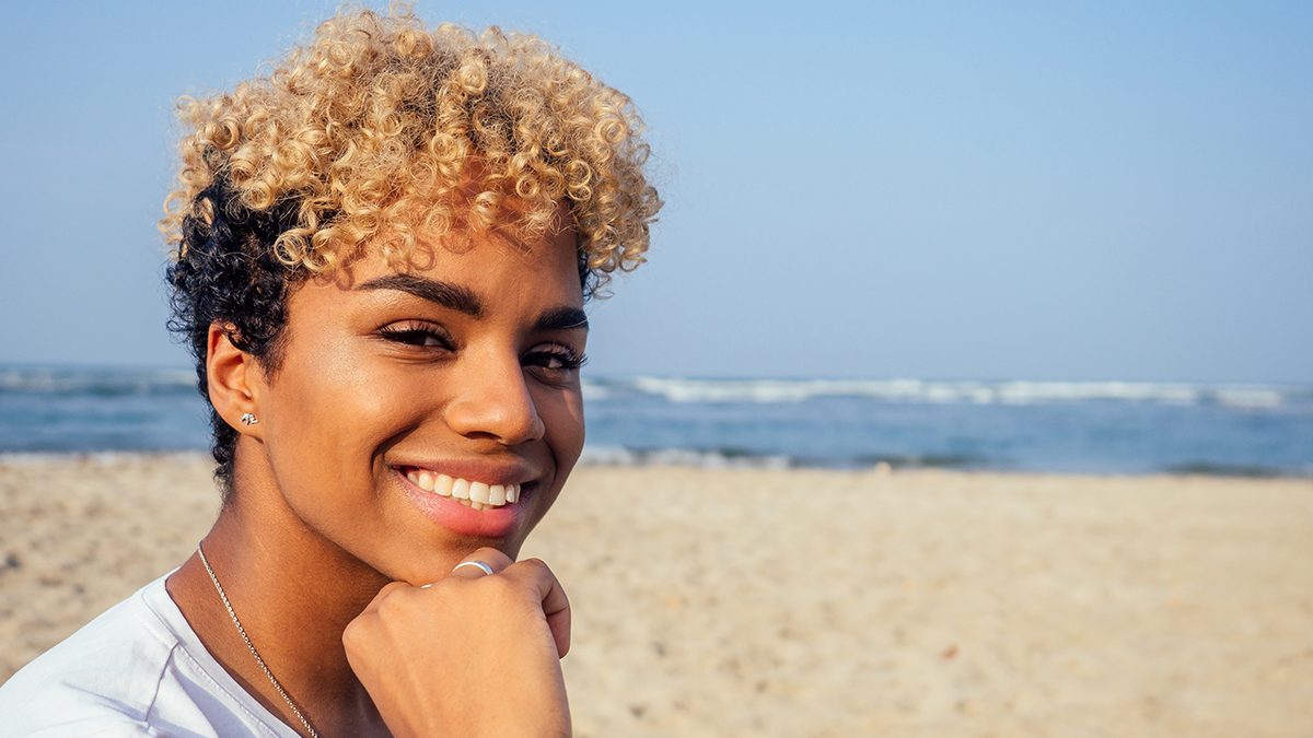 Verão sem frizz: cuida dos teus caracóis na praia com esta rotina 1 Verão sem frizz: cuida dos teus caracóis na praia com esta rotina