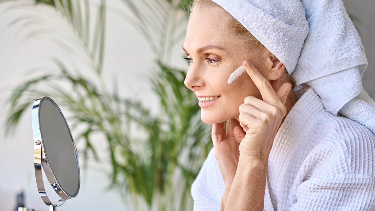 Saldos de verão: rotina facial para mulheres com mais de 50 anos