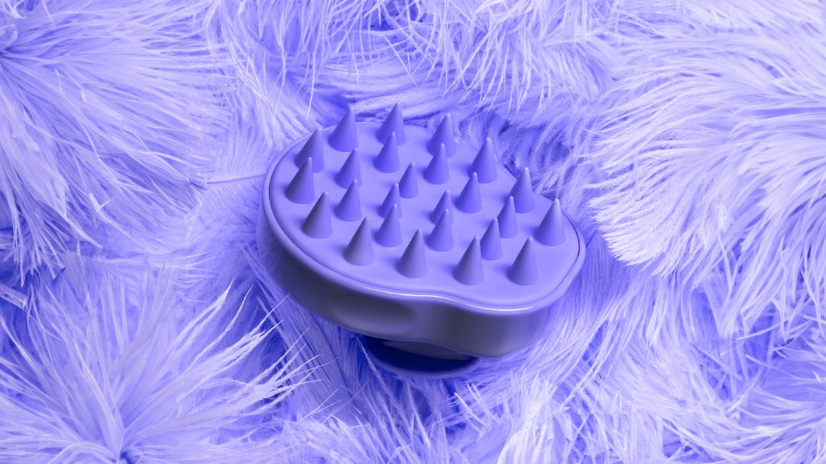 Necesitas un cepillo exfoliante capilar para tu rutina post playa: los mejores