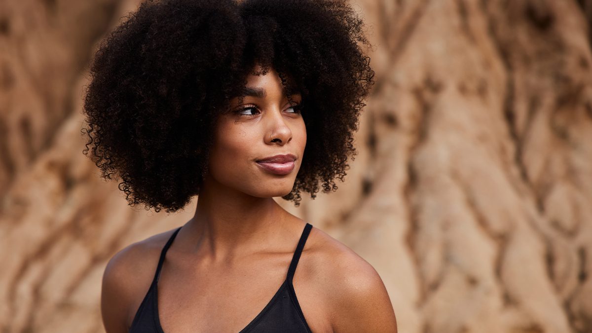 Cuatro ideas para llevar el pelo rizado y corto este invierno