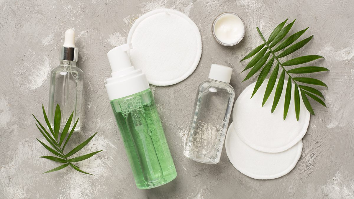 Todo lo que debes saber sobre el agua micelar: usos, beneficios y cómo aplicarla