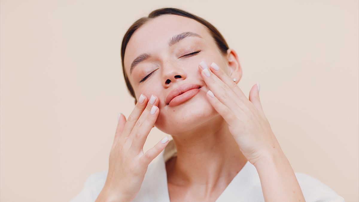 Yoga facial: los mejores ejercicios que tonifican tu rostro de 2026