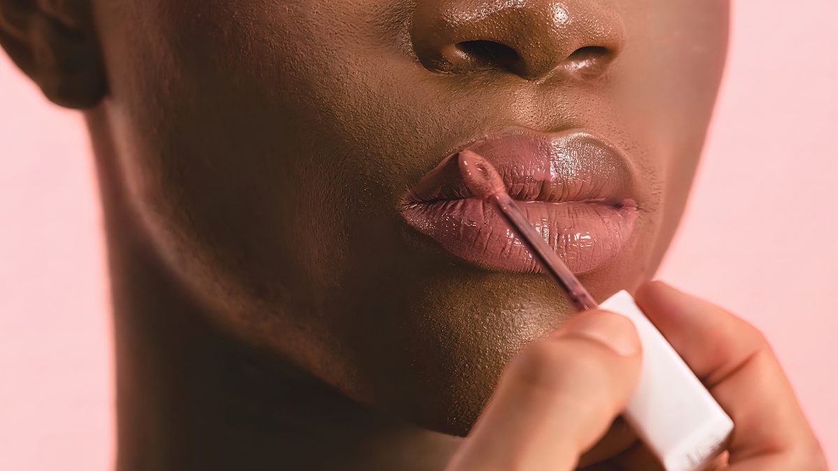 Labios suaves e hidratados con los 8 mejores glosses que rellenan, maquillan y nutren