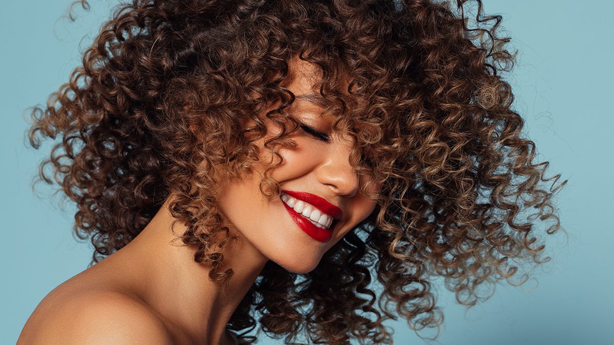 Necesitas un acondicionador para pelo rizado para un pelo suave, brillante y unos rizos definidos