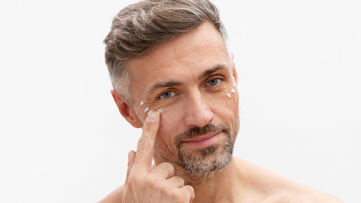 Sabemos cuál es la mejor crema antiarrugas para hombre (y otras alternativas que te encantarán)