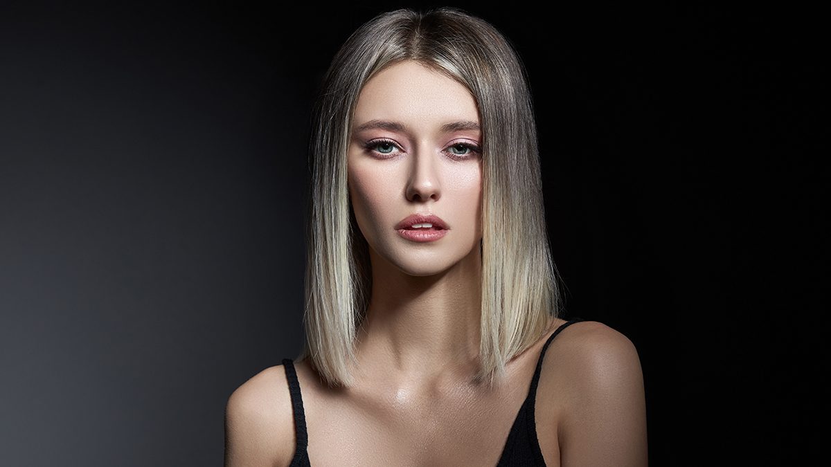 El rubio cenizo oscuro es la tendencia más cool para este invierno y es perfecta para los cabellos con canas