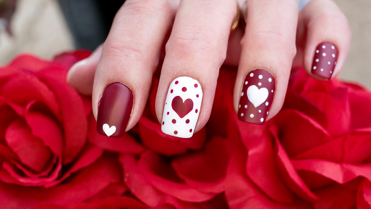 Maquillaje de uñas para San Valentín: ideas y los mejores esmaltes de 2026