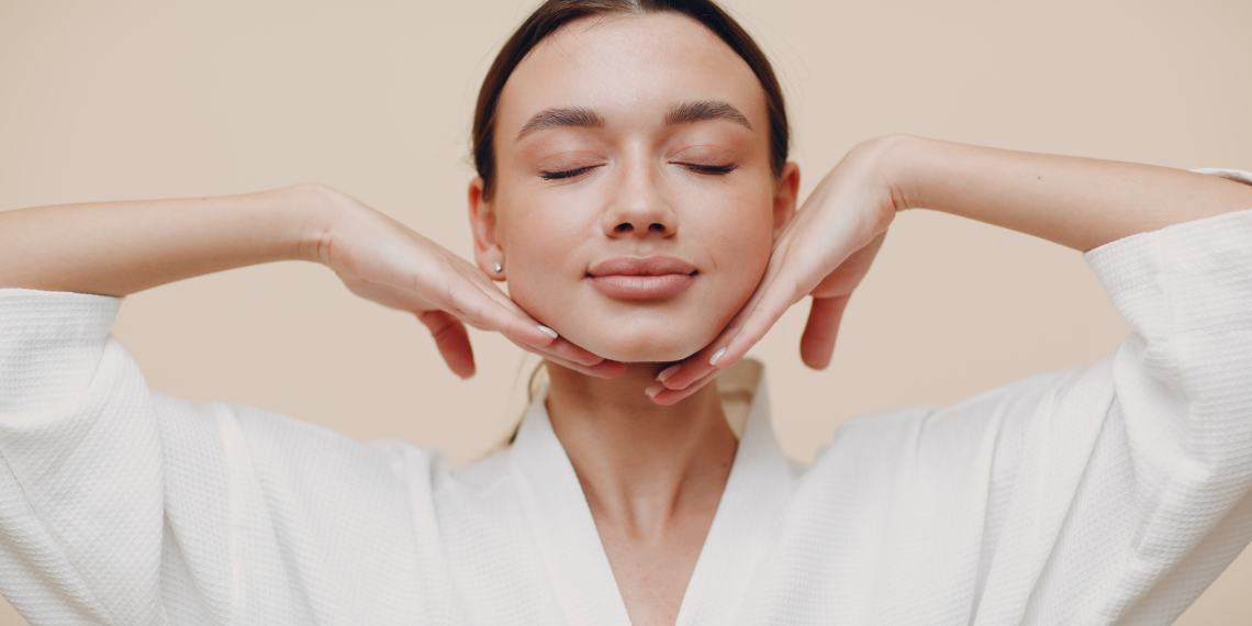 Ejercicios de yoga facial para un rostro tonificado