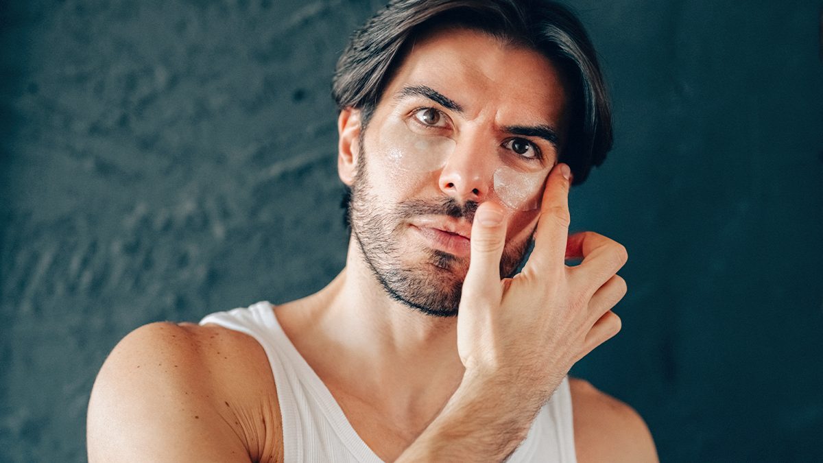 Los mejores antiojeras para hombre del 2026: mirada fresca y joven