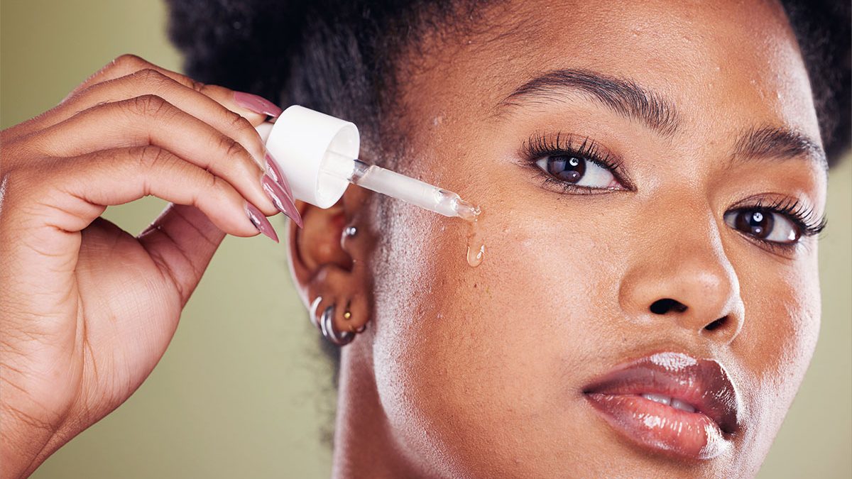 Cómo aplicar un sérum facial correctamente para lucir una piel radiante según expertos