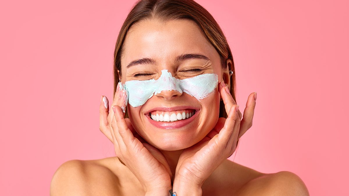 Cómo quitar puntos negros: la rutina de limpieza que recomiendan los dermatólogos