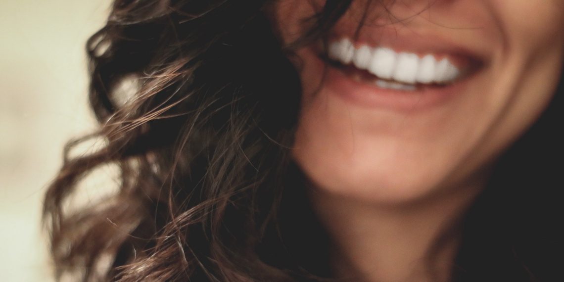 Cómo hacer un blanqueamiento dental sin salir de casa