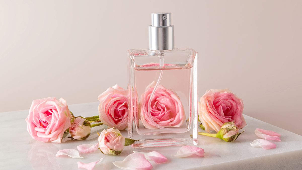 Los 10 mejores perfumes con olor a rosas de 2026: duran mucho y son muy elegantes