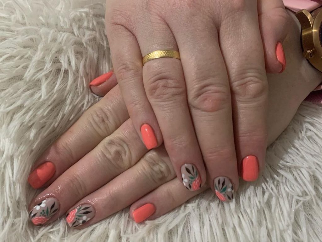 Estas son las mejores ideas de uñas de color coral.