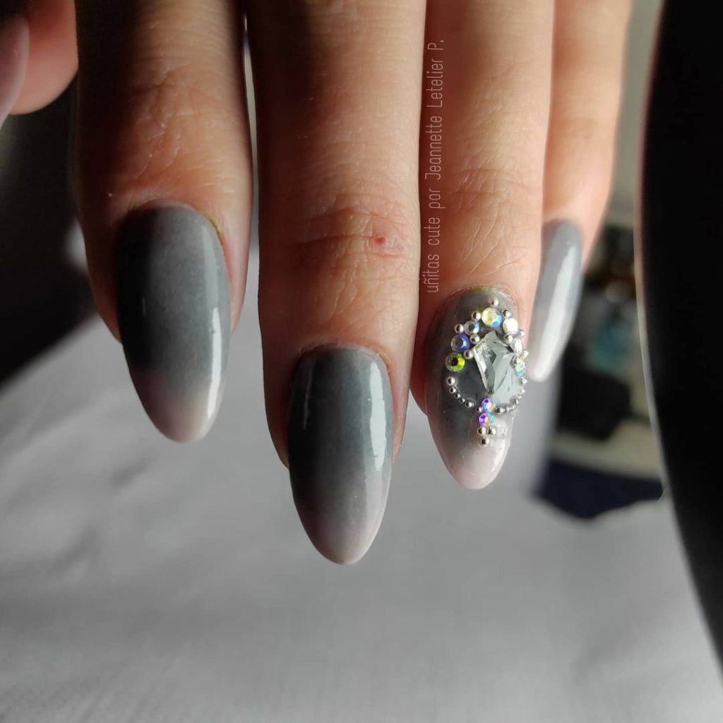 Estas son las mejores ideas de uñas en gris