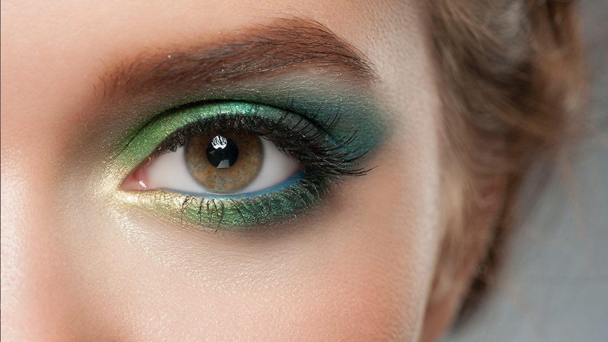 ¿Llevas un vestido verde? Este es el maquillaje perfecto