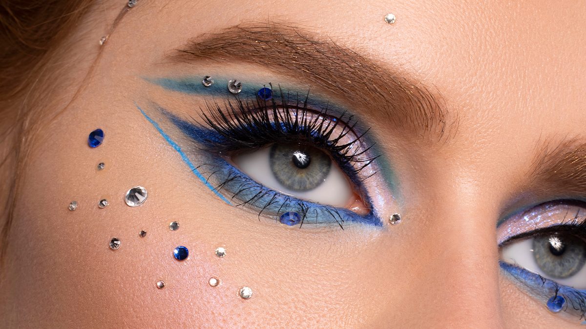 Maquillajes ideales para combinar con un vestido azul