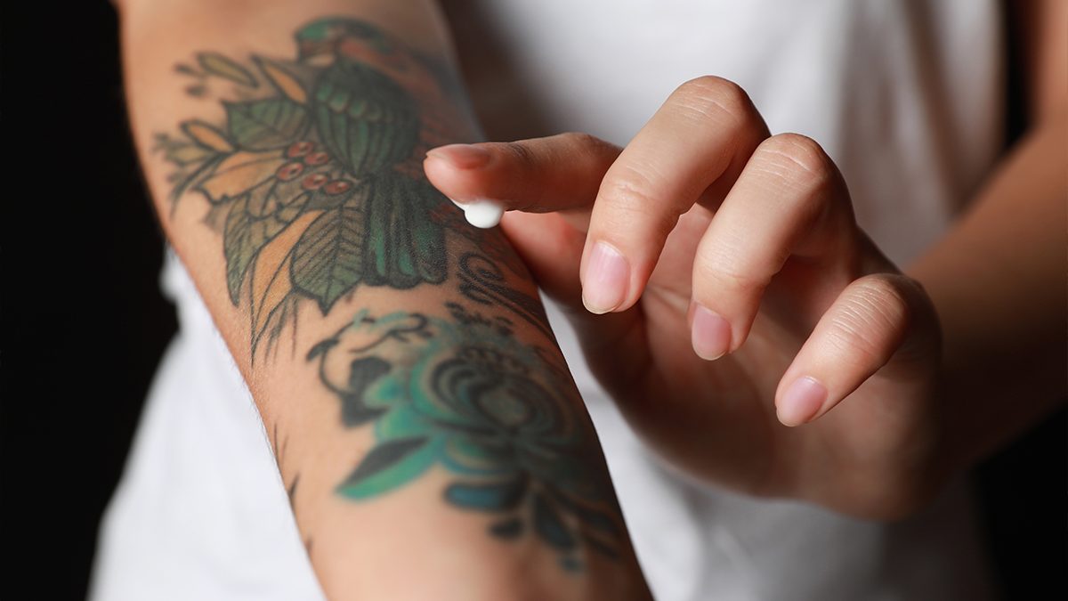 Cuidar tu tatuaje en verano: todo lo que has de saber según los expertos en 2026