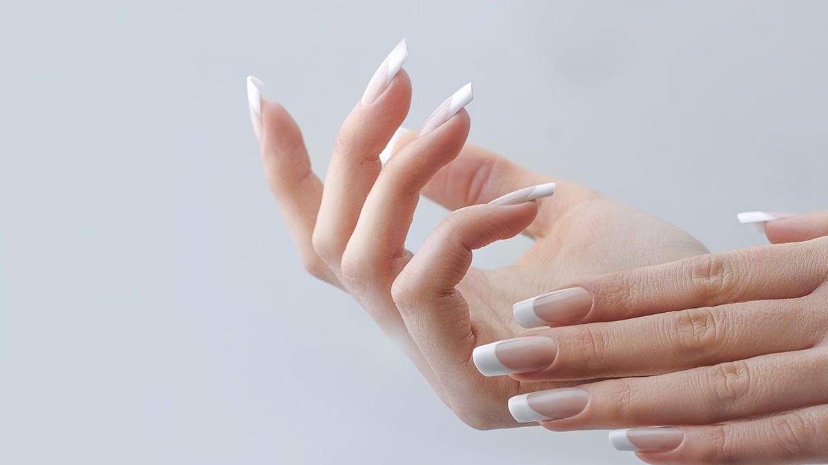 La guía de una manicura francesa perfecta paso a paso en casa