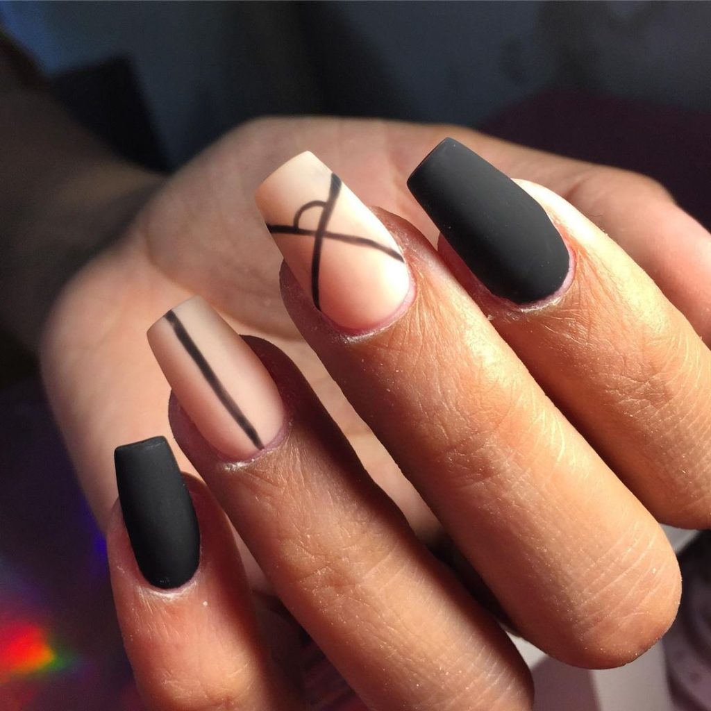 Estas son las mejores ideas de uñas negro mate