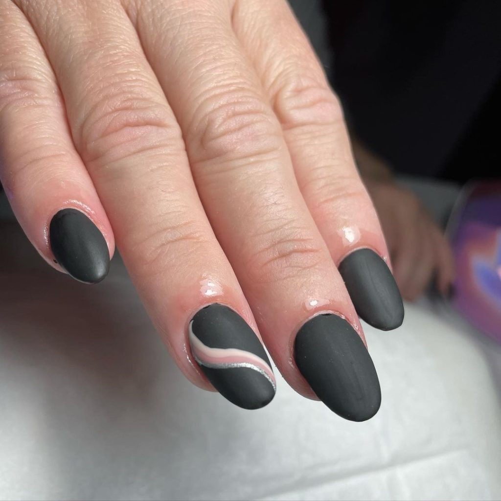 Estas son las mejores ideas de uñas negro mate