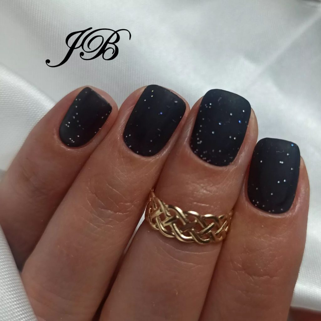Estas son las mejores ideas de uñas negro mate