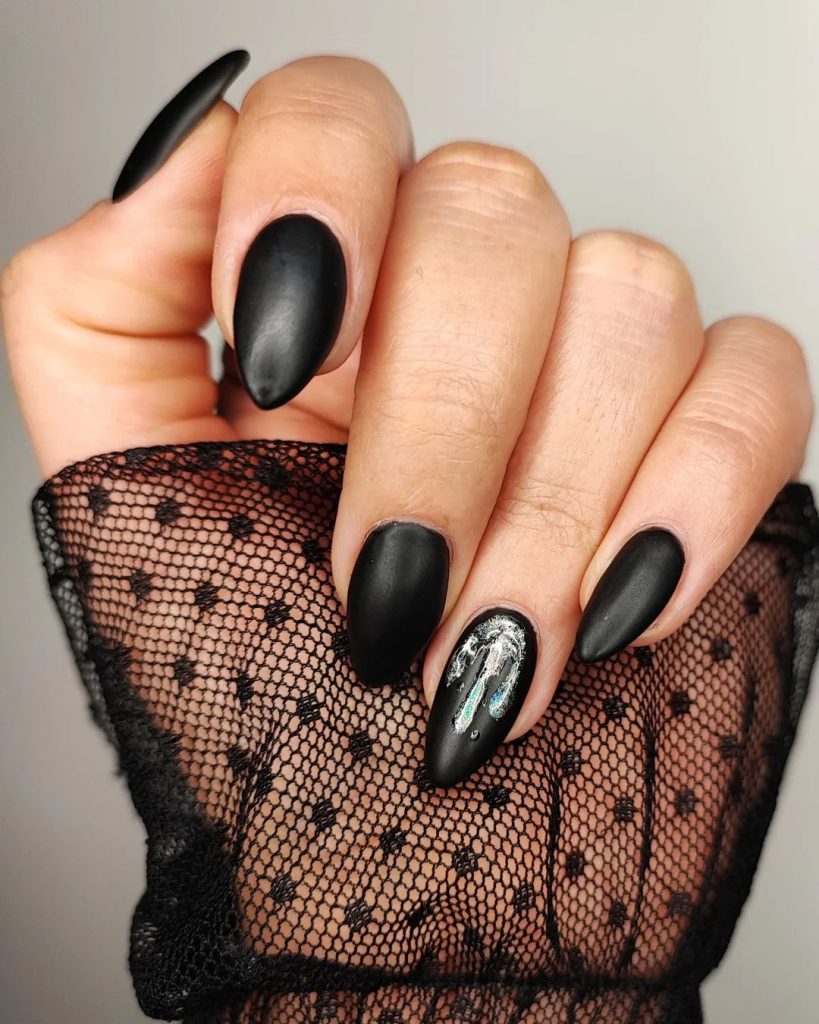 Estas son las mejores ideas de uñas negro mate