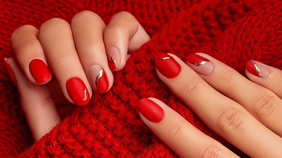 Inspírate con los mejores diseños en rojo para tus uñas
