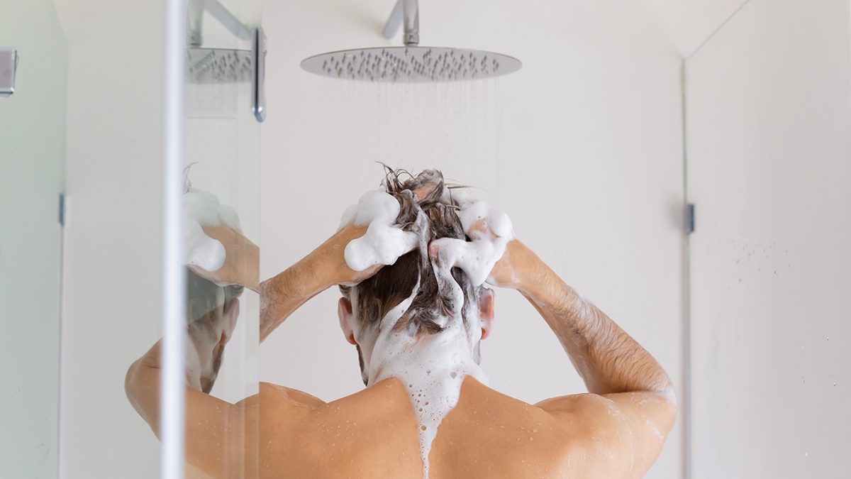Qué es la dermatitis seborreica y cuáles son los mejores champús para tratarla según expertos