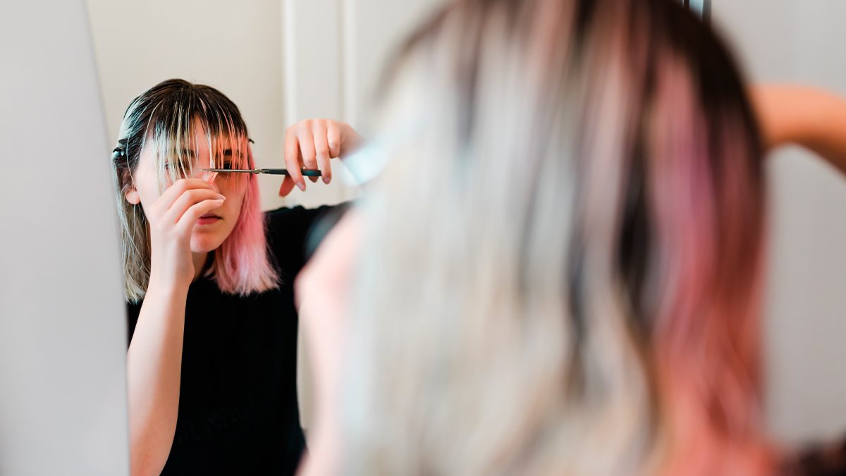 Consejos y trucos para cortarte el pelo en casa y evitar el desastre