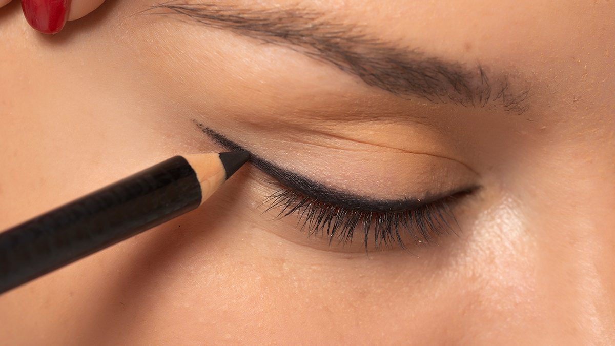 Cómo hacer un eyeliner perfecto paso a paso (y que te salga bien a la primera)