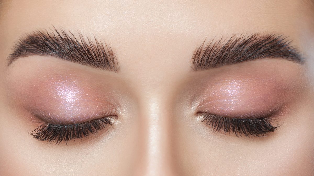 Si vas a llevar un vestido rosa palo, este es el maquillaje que mejor combina con este color