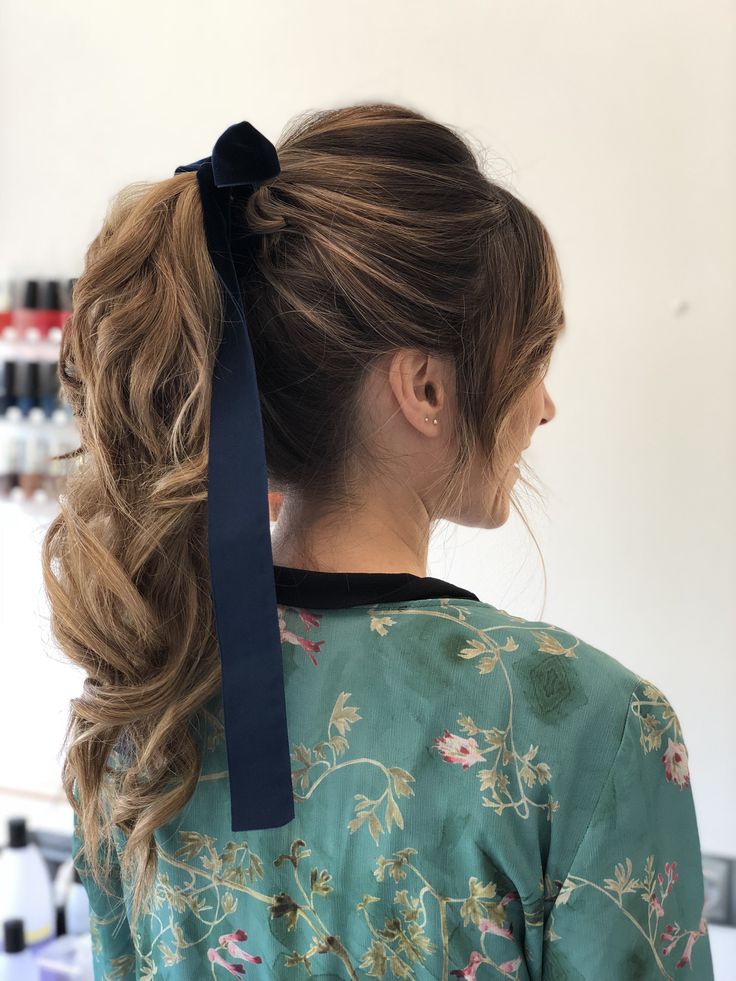 Estos son los mejores peinados con lazos que mejor sientan a las chicas más elegantes.