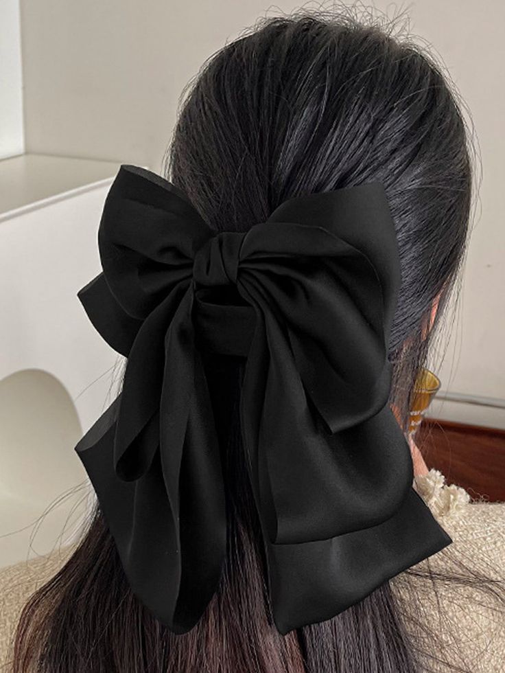 Estos son los mejores peinados con lazos que mejor sientan a las chicas más elegantes.