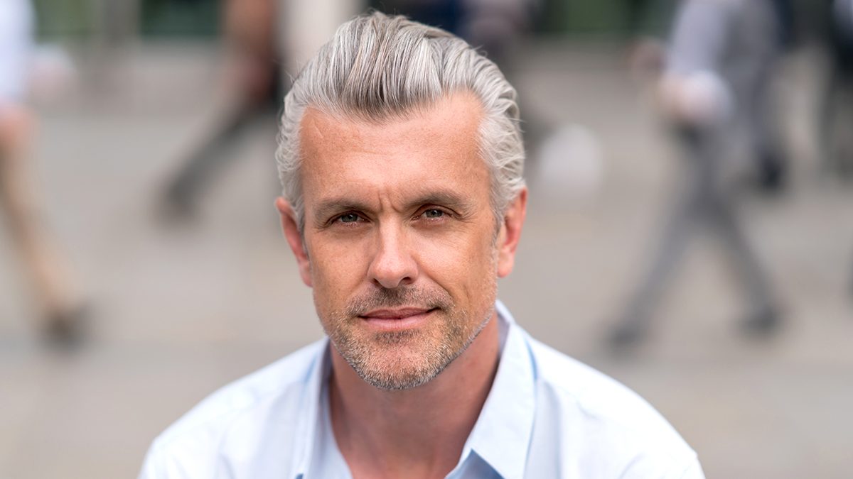 Pelo blanco en hombres: lo que necesitas saber antes de llevarlo