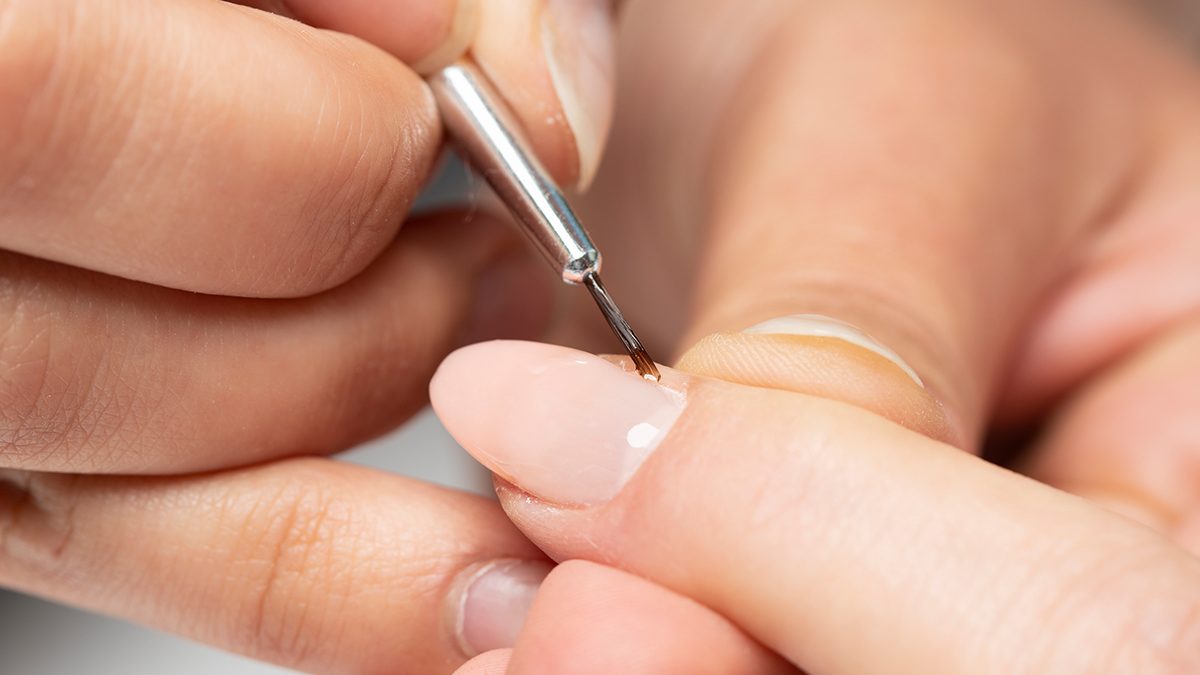 Cómo quitarte las uñas permanentes en casa sin sustos ni hacerte daño