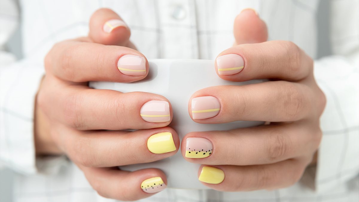 Presume de manicura elegante con estas ideas de uñas amarillo pastel