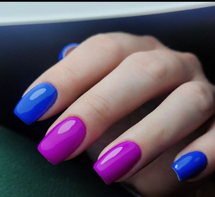 Para una manicura con altura, combina fucsia y azul en tus uñas