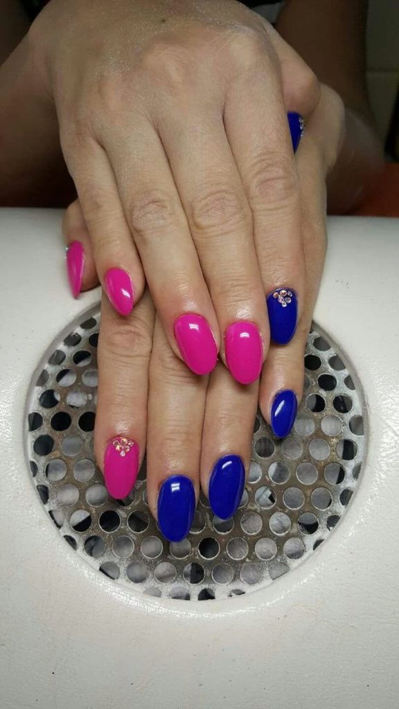 Para una manicura con altura, combina fucsia y azul en tus uñas
