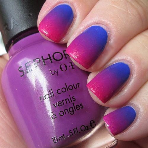Para una manicura con altura, combina fucsia y azul en tus uñas