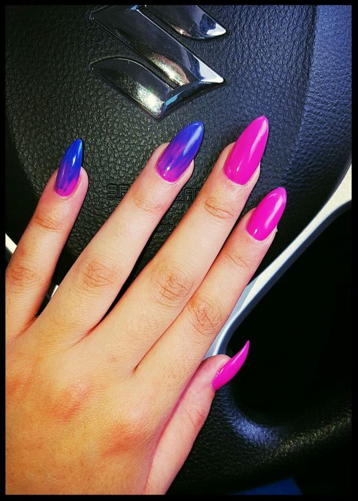 Para una manicura con altura, combina fucsia y azul en tus uñas