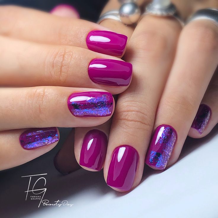 Para una manicura con altura, combina fucsia y azul en tus uñas