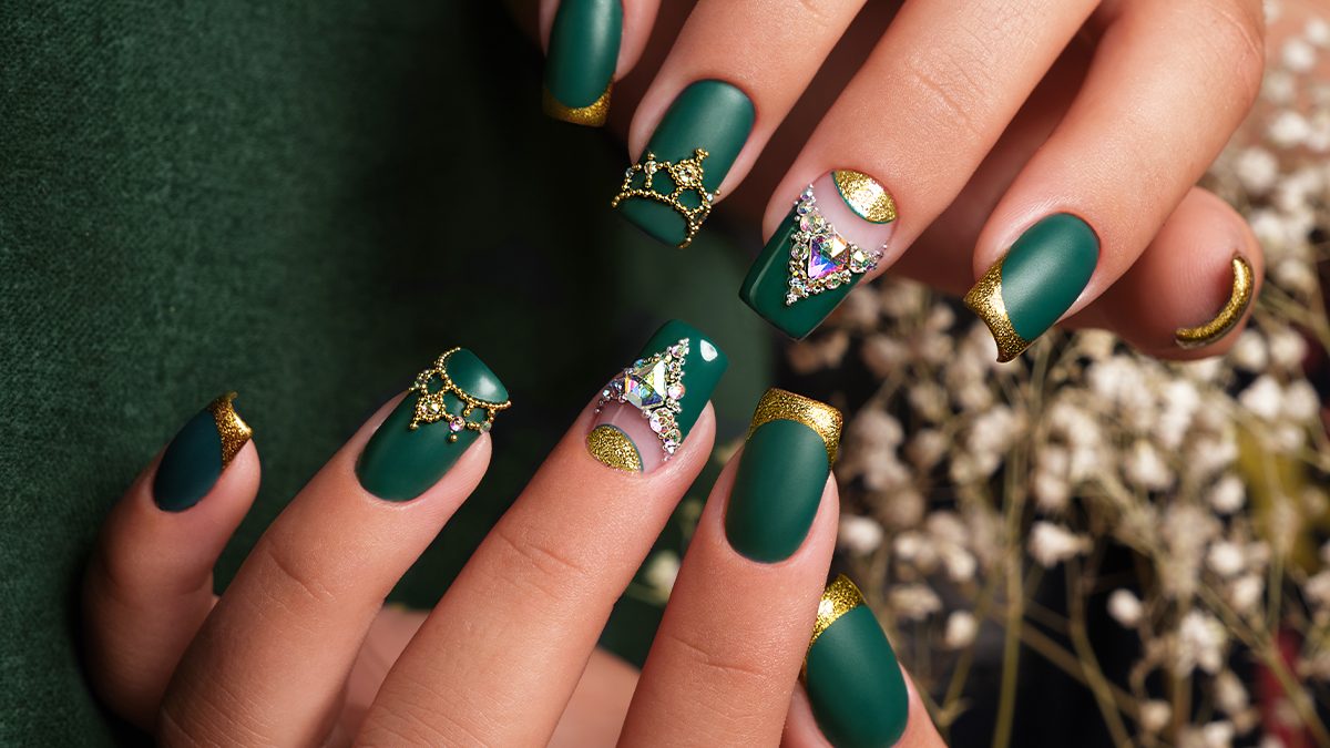 Estas uñas decoradas de verde son las favoritas de las más elegantes