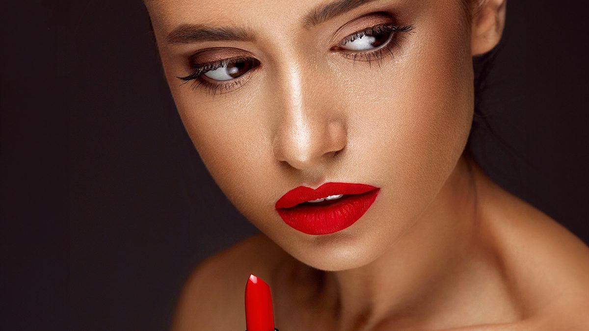 Los mejores trucos de maquillaje para dar volumen a tus labios finos