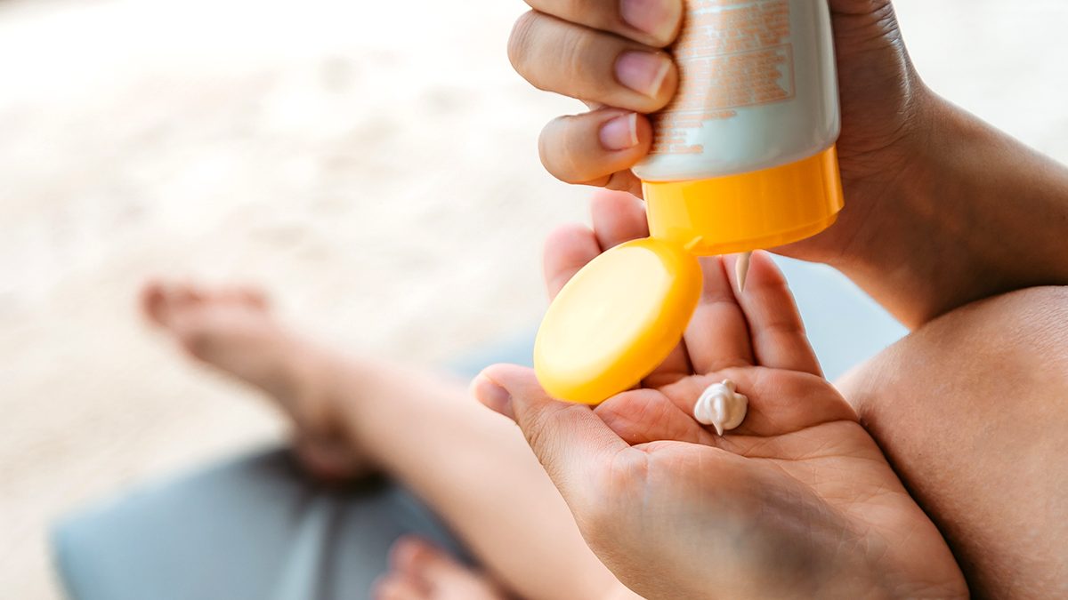 Crema solar caducada: cómo saber si lo está y qué puede pasarte si te la echas según los expertos