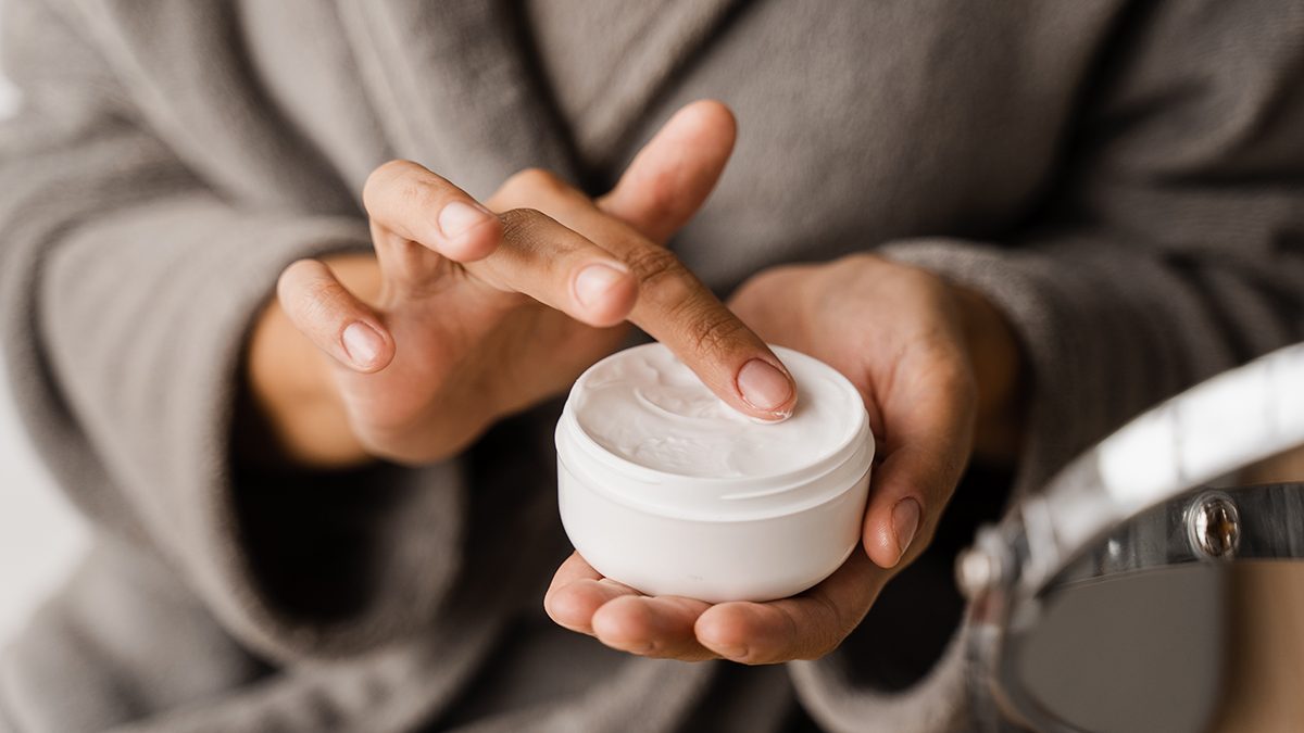 Cuándo tengo que aplicarme una crema de noche y para qué sirve