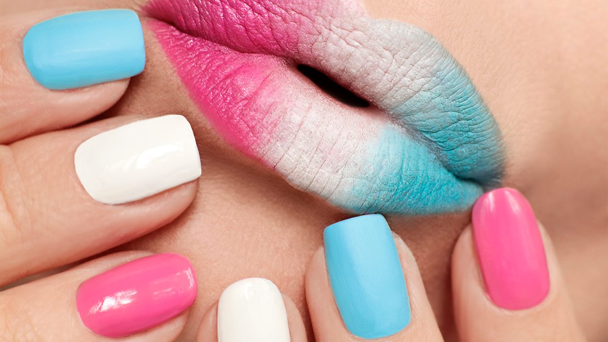 Nueva tendencia en manicura: el dipping de uñas o esmalte en polvo